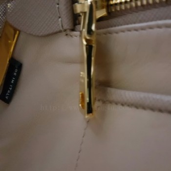 กระเป๋า Prada Saffiano Lux แท้