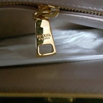 กระเป๋า Prada Saffiano Lux แท้