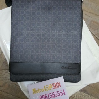 กระเป๋าสะพาย Ferragamo Messenger Bag แท้