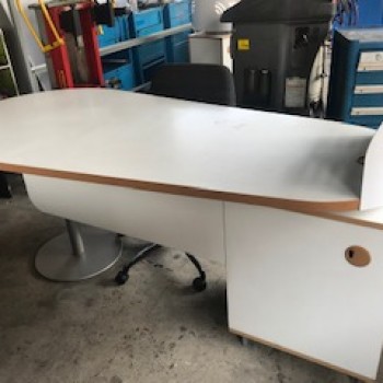 โต๊ะทำงานสีขาว ขนาด ก.ซ้าย57 ขวา90 x83x68.2cm.