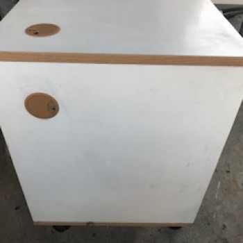 ตู้เก็บเอกสารเอนกประสงค์มีล้อ แบบมีบานปิด สีขาว 50.2x83x68.2cm. 