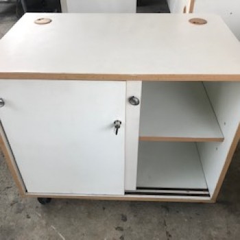 ตู้เก็บเอกสารเอนกประสงค์มีล้อ แบบมีบานปิด สีขาว 50.2x83x68.2cm. 