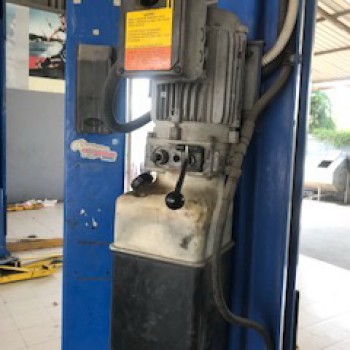 ขาย ลิฟท์ยกรถยนต์สองเสา ยี่ห้อ Rotary (USA) แบบคานบน ขนาด 4.5ตัน ระบบเยื้องศูนย์ของRotary ประตูเปิดได้กว้างสูงสุด