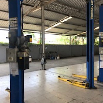 ขาย ลิฟท์ยกรถยนต์สองเสา ยี่ห้อ Rotary (USA) แบบคานบน ขนาด 4.5ตัน ระบบเยื้องศูนย์ของRotary ประตูเปิดได้กว้างสูงสุด