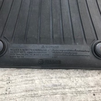 ขาย ผ้ายางรถยนต์ ยี่ห้อ มาสด้า ของแท้ ใหม่ มีตำหนิ