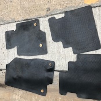 ขาย ผ้ายางรถยนต์ ยี่ห้อ มาสด้า ของแท้ ใหม่ มีตำหนิ