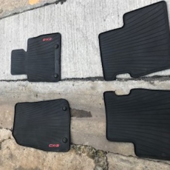 ขาย ผ้ายางรถยนต์ ยี่ห้อ มาสด้า ของแท้ ใหม่ มีตำหนิ