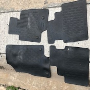 ขาย ผ้ายางรถยนต์ ยี่ห้อ มาสด้า ของแท้ ใหม่ มีตำหนิ