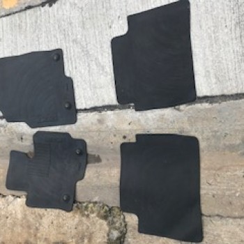 ขาย ผ้ายางรถยนต์ ยี่ห้อ มาสด้า ของแท้ ใหม่ มีตำหนิ