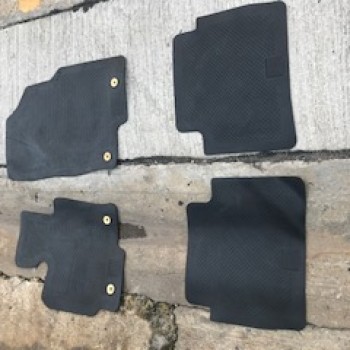 ขาย ผ้ายางรถยนต์ ยี่ห้อ มาสด้า ของแท้ ใหม่ มีตำหนิ